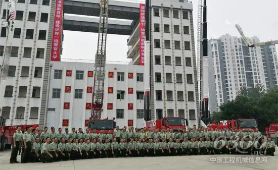 武警学院官兵与徐工V5系列消防车合影留念