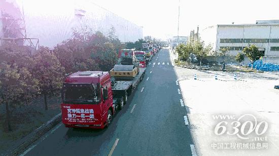 整装待发的徐工大吨位压路机XS303