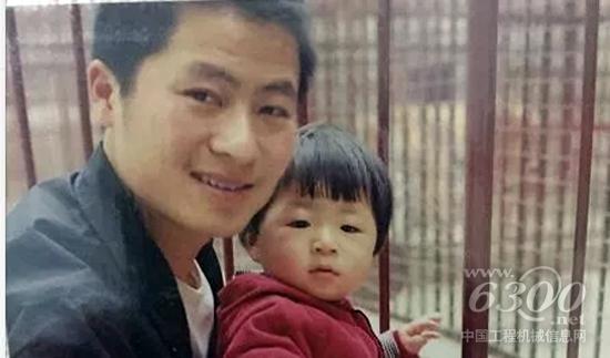 10年前的他与女儿的合照,那时他刚刚进入道路机械行业