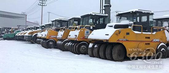 2017年底,张总停放在停车场里的徐工道路机械