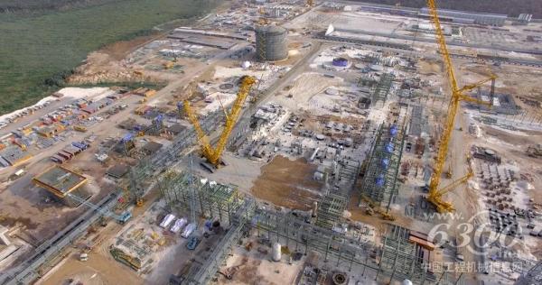 徐工1250吨<a href=//product.d1cm.com/lvdaidiao/ target=_blank>履带起重机</a>建设非洲最大炼油厂