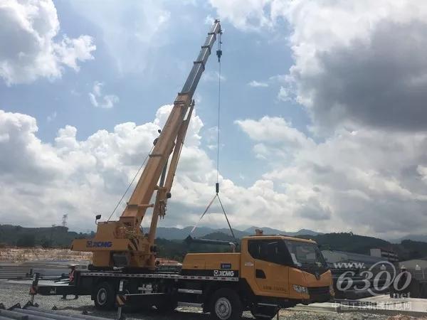 在一处隧道建设处,徐工起重机正紧张的忙碌着。