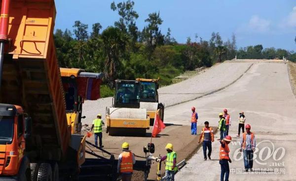 徐工摊铺机高端机型RP953携手徐工单钢轮<a href=//product.d1cm.com/danganglun/ target=_blank>压路机</a>组团助力东帝汶高速公路建设