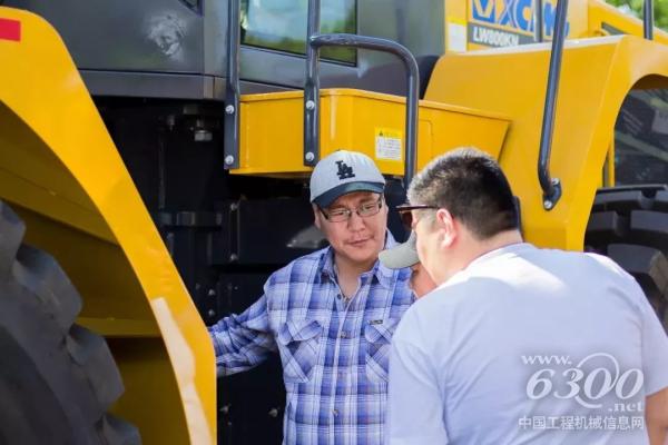 客户仔细观察装载机,并不断向工作人员询问其性能参数