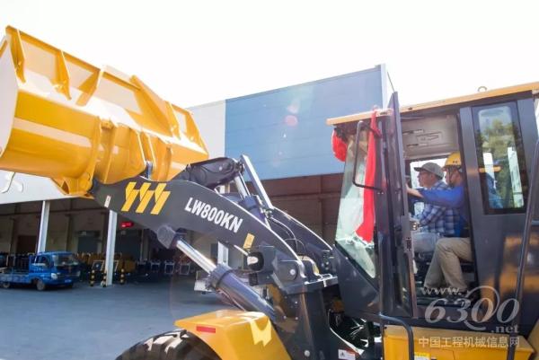 客户亲自上车试驾,感受徐工大吨位装载机强大动力