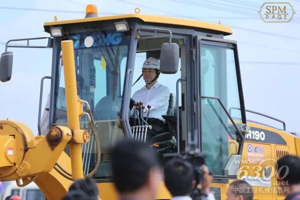 中国驻柬埔寨大使熊波亲自驾驶徐工<a href=//product.d1cm.com/pingdiji/ target=_blank>平地机</a>GR190