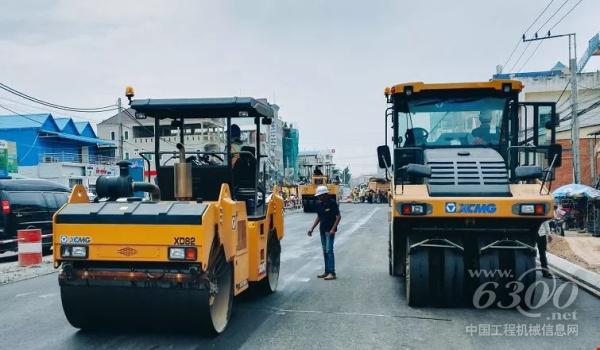 柬埔寨首都金边1号路市政施工，徐工<a href=//product.d1cm.com/shuangganglun/ target=_blank>双钢轮压路机</a>在沥青路面上表现出色，受到了当地人民的频频点赞