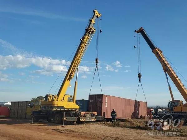 一台2007年生产的QY25E和一台2018年产的XCT35,同台吊装。