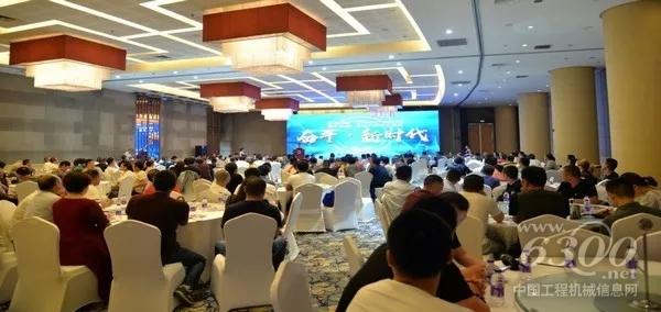 徐工集团<a href=//product.d1cm.com/qizhongji/ target=_blank>起重机械</a>事业部西安代表处主任周燕青汇报徐工近期发展情况