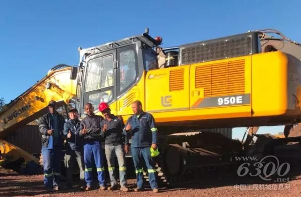 南非客户与<a href=//product.d1cm.com/brand/liugong/ target=_blank>柳工</a>950E大型<a href=//product.d1cm.com/wajueji/ target=_blank>挖掘机</a>合影