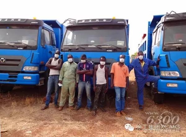 2014年,埃博拉疫情爆发,徐工为几内亚当地施工人员配发口罩等物资