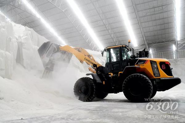 CLG856H加长臂<a href=//product.d1cm.com/zhuangzaiji/ target=_blank>装载机</a>进行化肥堆料