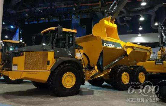 约翰迪尔工程机械展区内的产品 约翰迪尔工程机械展区内的产品