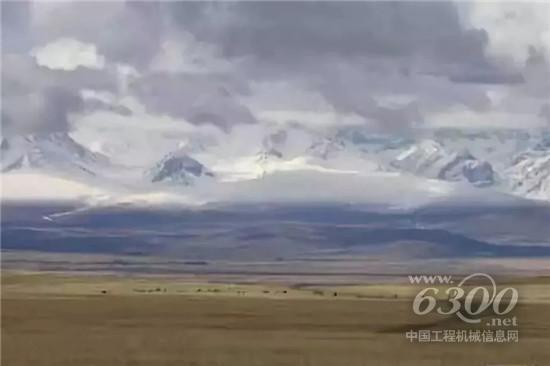 干旱的巴音布鲁克大草原