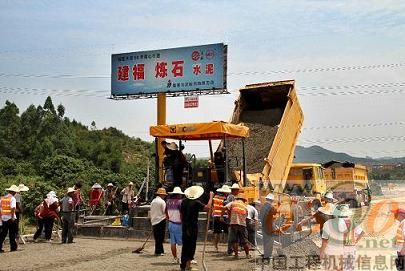徐工RP951摊铺机在泉州段Ⅰ标施工