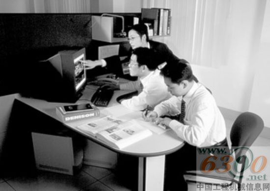 正在工作中的中联重科研究人员