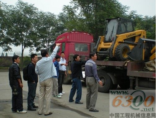 未卸车前，客户询问小型机情况