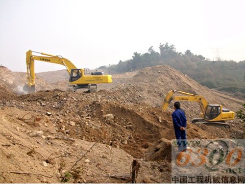 45吨挖掘机正在施工