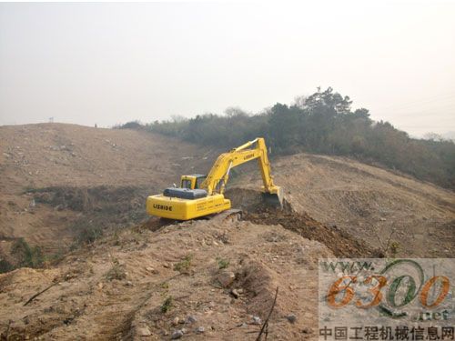 粗犷之下尽显柔美，操作柔和流畅，工地上的驾驶员纷纷前来试驾一致叫好。