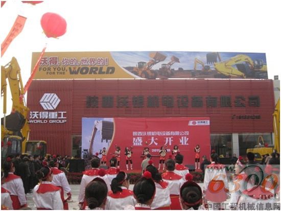 女子乐坊演奏。