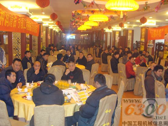 到会嘉宾聚精会神听取知识讲解