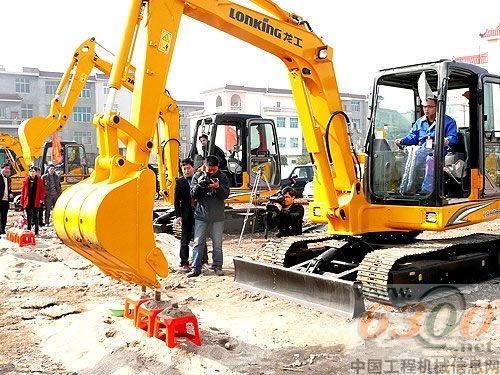 广丰：挖掘机之都春意“闹”