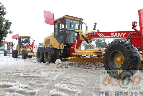 三一平地机在潇湘大道上除雪