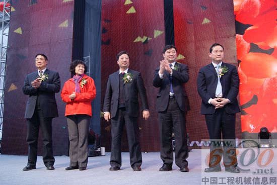 五位领导共同启动三一重机第一品牌，从左至右依次是陈正利、冯桂英、戴晴华、苏子孟、梁林河