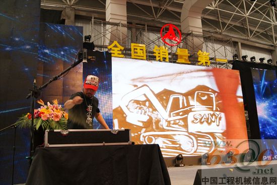 沙画描绘了三一重机数载风雨历程