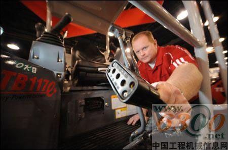 竹内推出全球第一台全电动微型挖掘机