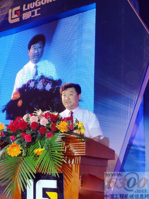 中国工程机械工业协会秘书长苏子孟在发布会上致辞