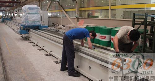 徐工液压件十五米刮辊机床进入灌浆阶段