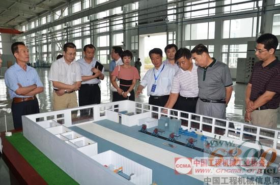 与会代表参观天工院实验室