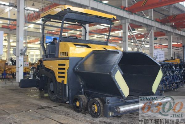 山推,轮胎式摊铺机