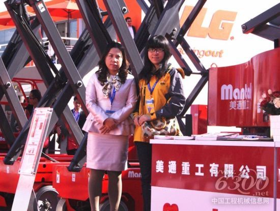 美通重工执行董事李菊香女士与本网编辑合影